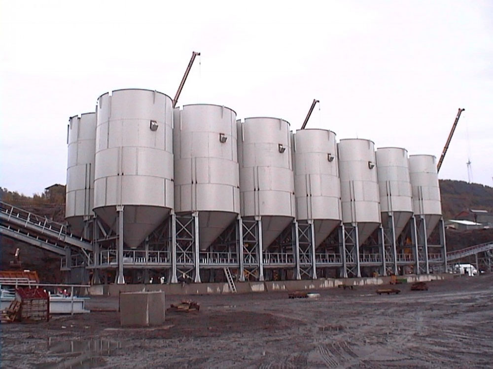 Siloanlage im Anlagenbau der BSS GmbH Mehrere Industriesilos auf einer Anlage