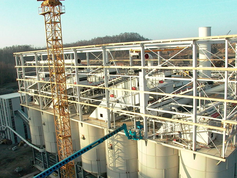 Anlagenbau und Anlagenplanung für Brech- und Siebtechnik | BSS GmbH Große Industrieanlage mit Stahlkonstruktion und Silos