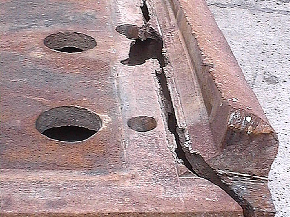 Verschlissenes Bauteil für Maschinenreparatur an Brech- und Siebanlagen Gerissenes und verschlissenes Maschinenbauteil