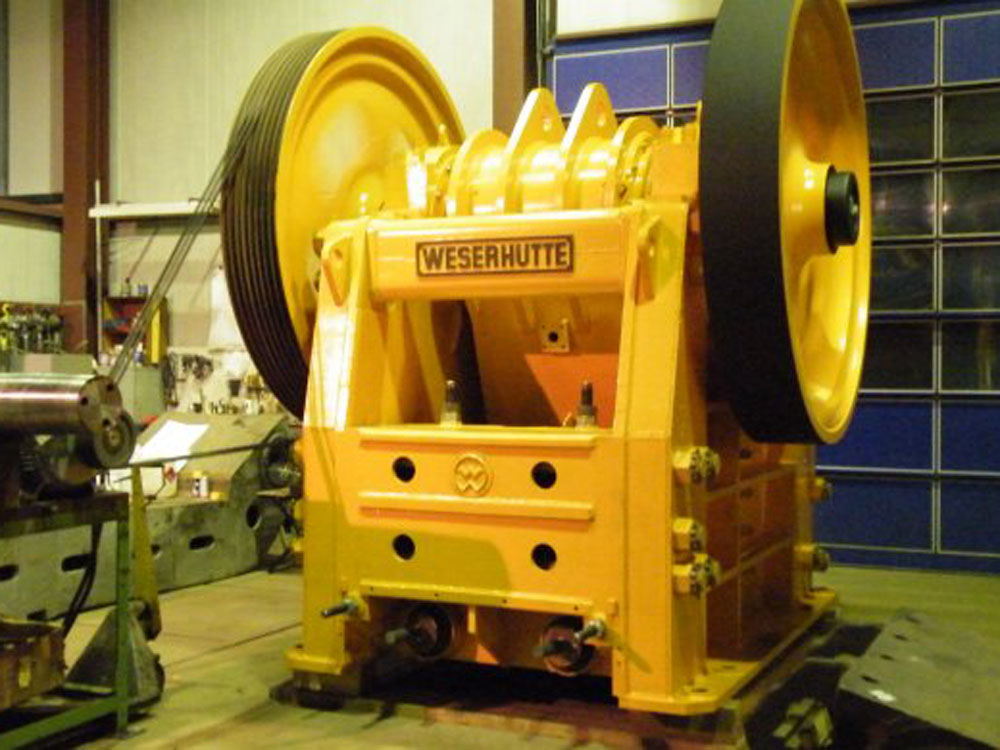 Backenbrecher der BSS GmbH in der Werkstatt Gelber Backenbrecher in der Werkstatt